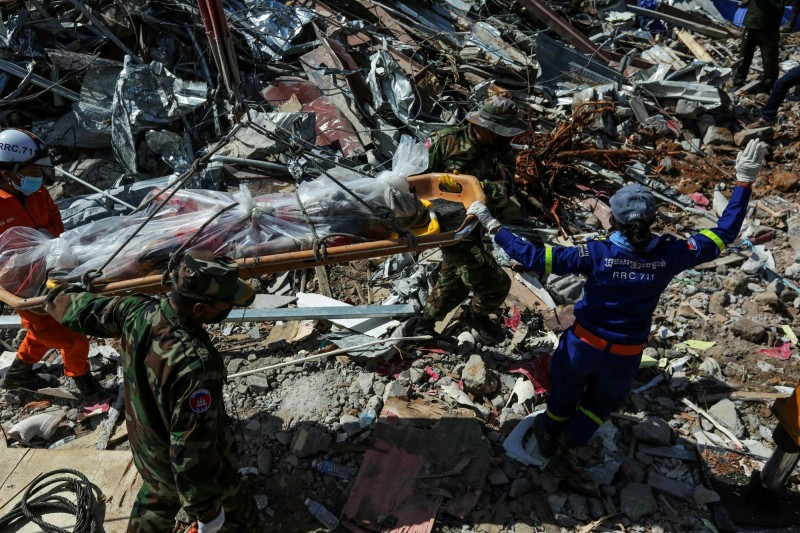 柬埔寨西南方施亞努省（Sihanoukville）一棟由中國投資正在施工的大樓22日凌晨突然倒塌，至今已有26名罹難者、24名傷者。（美聯社）