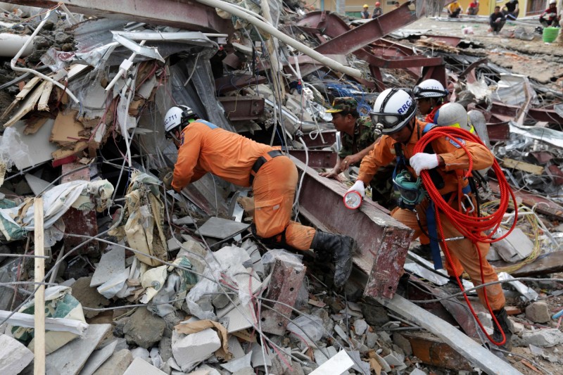 柬埔寨西哈努克市施工中大樓倒塌，搶救工作進行兩天夜，目前已18死24傷。（法新社）