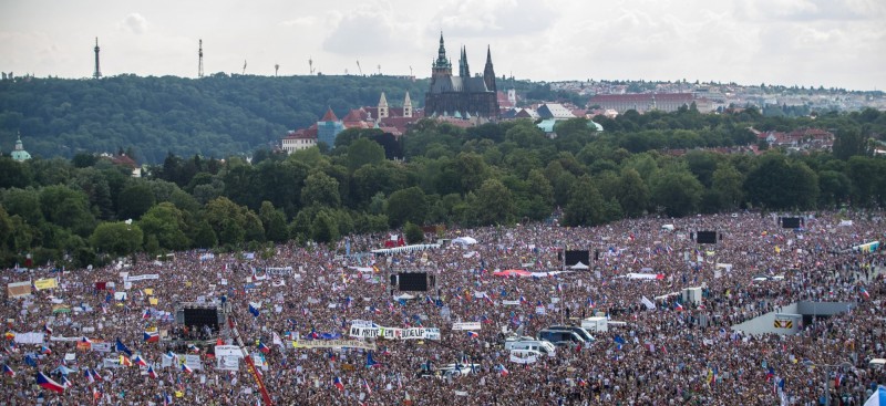 歐洲國家捷克首都布拉格23日爆發30年來最大的示威抗議遊行，據稱多達25萬人上街要求涉貪的捷克總理巴比斯下台。（歐新社）