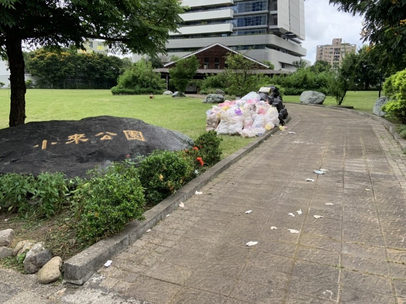 台中「惠來遺址公園」被以「公益活動」名義借給韓國瑜辦造勢，隔天被發現遺留大量垃圾。（讀者提供）