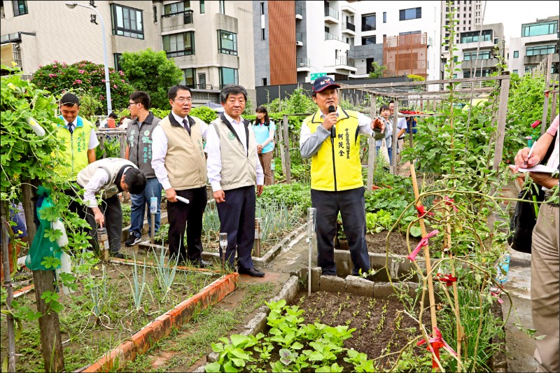 衛福部長陳時中（右二）與南市長黃偉哲（右三）視察南市中西區西湖里防治登革熱的示範農園做法。
（記者王俊忠翻攝）