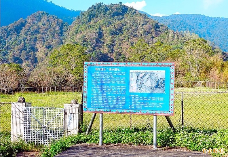 南投縣「曲冰考古遺址」公告後，成為縣內首座「國定」考古遣址，目前一片綠地，只有解說牌供參考。（記者謝介裕攝）