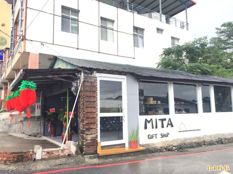 延平鄉民主動出擊，在鹿野火車站旁成立一處農特產展售平台，並提供延平鄉旅遊諮詢。（記者王秀亭攝）