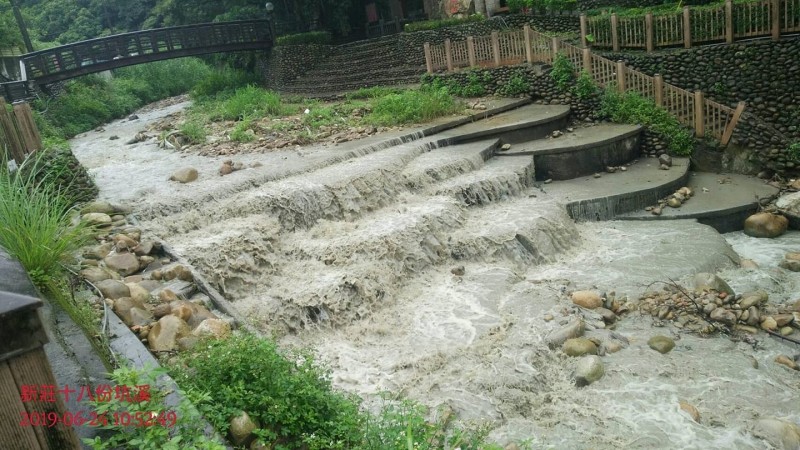 近日大雨過後，有民眾PO出照片指出，十八份坑溪上游段仍有大量廢水排下。（圖擷自《我是新莊人許明偉》臉書社團）