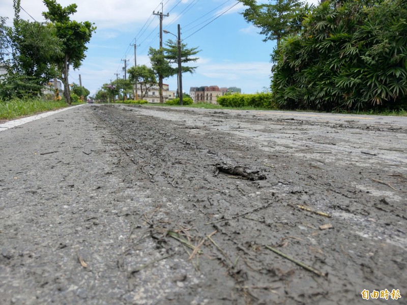 農機具從水田開上道路後，夾帶的爛泥時常散落一般柏油路面，造成路面不潔甚至引起通行安全疑慮。（記者張議晨攝）