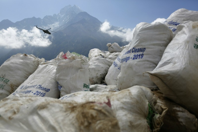 聖母峰光今年度就有多達8千公斤的人類排泄物被遺留在山上，山上的垃圾也持續增加，光是在接近珠峰頂的「南坳」隘口（South Col）就有至少5千公斤的垃圾遺留。（美聯社）