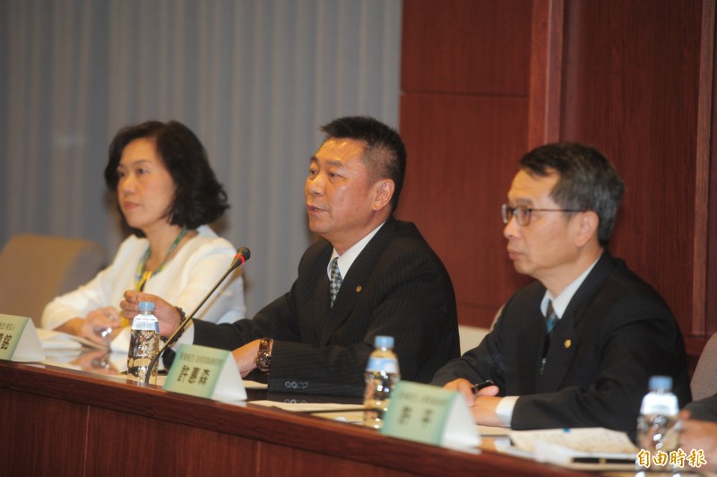 長榮航空發言人陳耀銘(中)等人召開記者會說明,呼籲桃空職工務必盡速歸還空服員之三寶。(記者王藝菘攝) 長榮航空發言人陳耀銘(中)等人召開記者會說明,呼籲桃空職工務必盡速歸還空服員之三寶。(記者王藝菘攝)