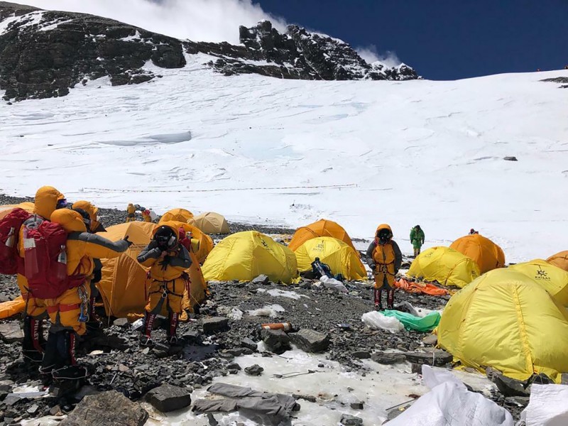 聖母峰近期迎來破紀錄的攀登人潮，登山客攜帶的氧氣瓶、罐頭、帳篷等更讓山上的垃圾量大增。（美聯社）