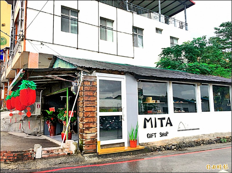 延平鄉民主動出擊，在鹿野火車站旁成立一處農特產展售平台，並提供延平鄉旅遊諮詢。（記者王秀亭攝）