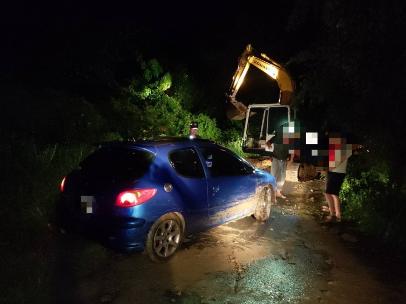 要面試前往參拜拱天宮卻誤入山區道路，男子受困警4小時救人。（記者蔡政珉翻攝）