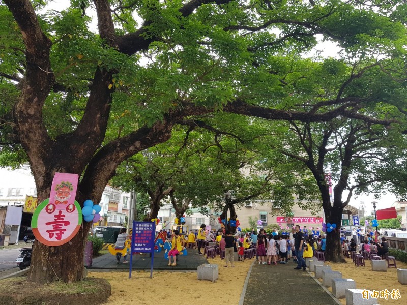 五福公園占地不到300坪，僅是個口袋公園，卻有著5棵近百歲的老樹，在都會平地更顯罕見，地方替老樹慶生。（記者彭健禮攝）