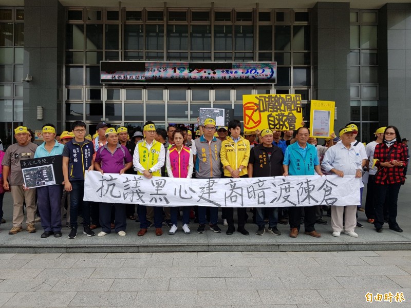 苗栗縣頭份市「反河背納骨塔自救會」，到苗栗縣政府抗議。（記者彭健禮攝）