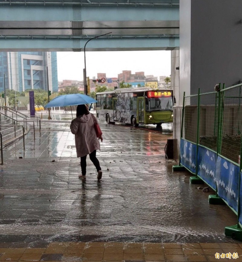 有民眾指出，桃園機場捷運新北產業園區A3站與捷運環狀線Y19站一樓出口銜接通道遇上大雨總會有大量積水影響通行。（記者周湘芸攝）