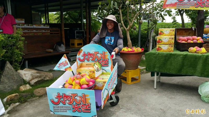 大內區公所以田間搬運車載滿現採芒果，象徵大內芒果大豐收，邀請遊客30日參與芒果節，到大內Fun光芒。（記者萬于甄攝）