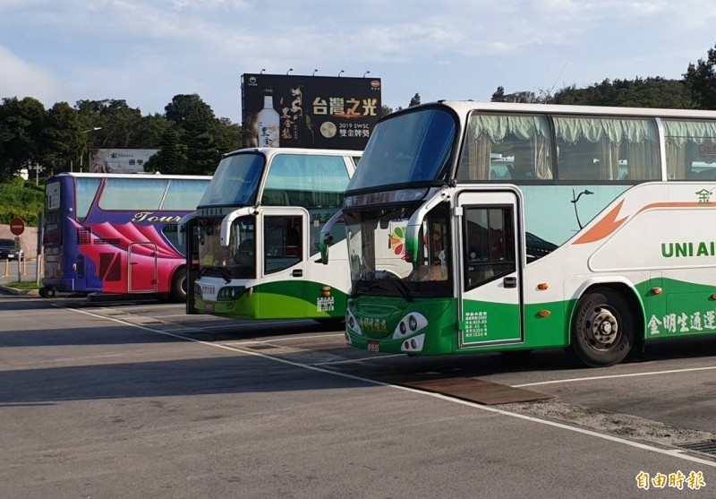 金門縣政府鼓勵地區遊覽車客運業加速汰換現有老舊營運車輛，補助購買新車費用最高240萬元。（記者吳正庭攝）