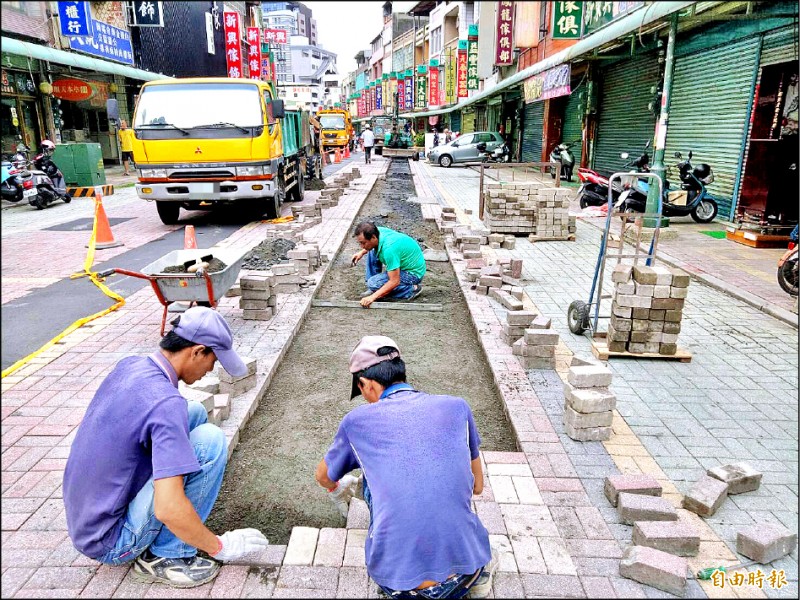 鳳山區三民路是特色商店街道，在南興里長廖春花爭取下，將保留一半紅磚道。（記者陳文嬋攝）