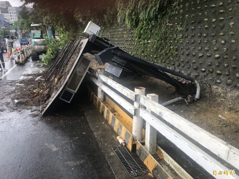 方濟中學旁公車亭倒塌。（記者鄭景議攝）