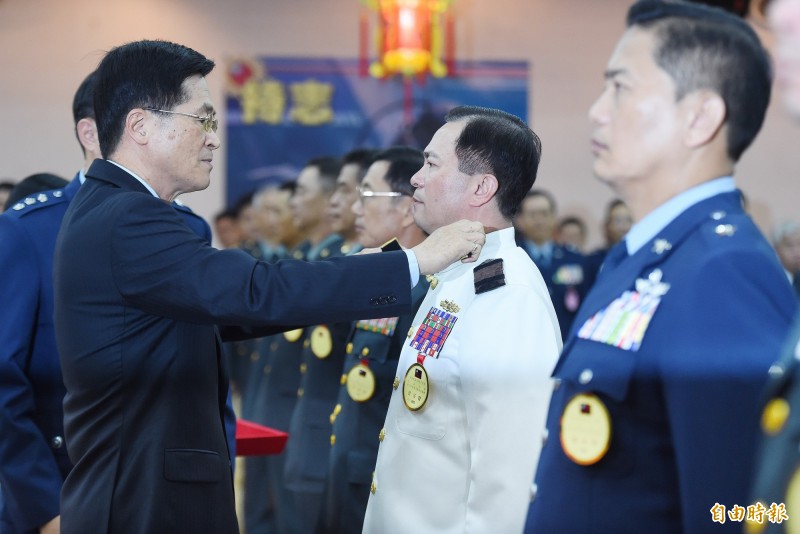 國防部今日舉行108年下半年將官晉升典禮，空軍教準部指揮官孫連勝中將（右1），成為空軍首位具原住民血統的中將，國防部長嚴德發（左）為晉任官授階。（記者廖振輝攝）