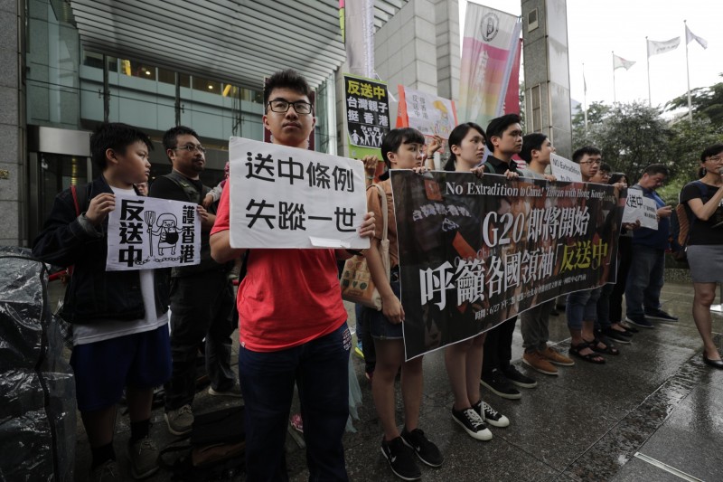 香港反送中行動持續延燒，近日多名示威者包圍警總、政總，連帶影響旅遊業和零售業。（歐新社）