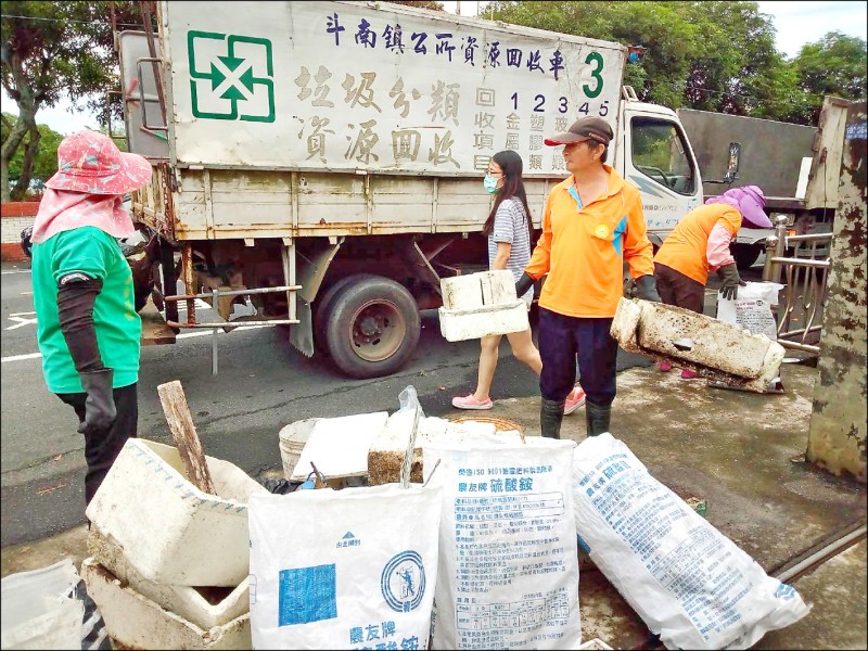 防治登革熱，斗南鎮公所加強積水容器清除及清運。（斗南鎮公所提供）