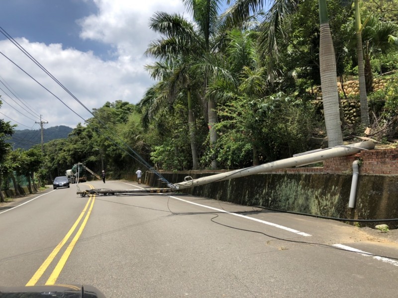 1輛預拌混凝土車行經苗栗縣苗48線道路三義端路段，疑因沒有注意到車體過高，勾到上方纜線，扯倒水泥桿。（圖由民眾提供）