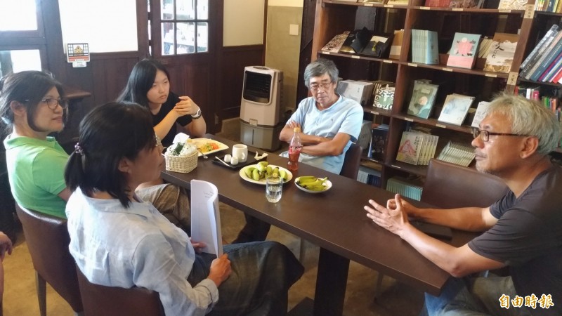 香港銅鑼灣書店創辦人林榮基（右二）現身雲林和大家對話。（記者廖淑玲攝）