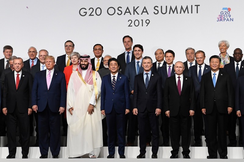 G20於大阪盛大開幕，各國領袖齊聚一堂拍攝大合照。（歐新社）