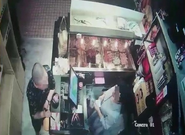 陳男（左）持刀向店員要求交出萬元保護費。（記者吳昇儒翻攝）