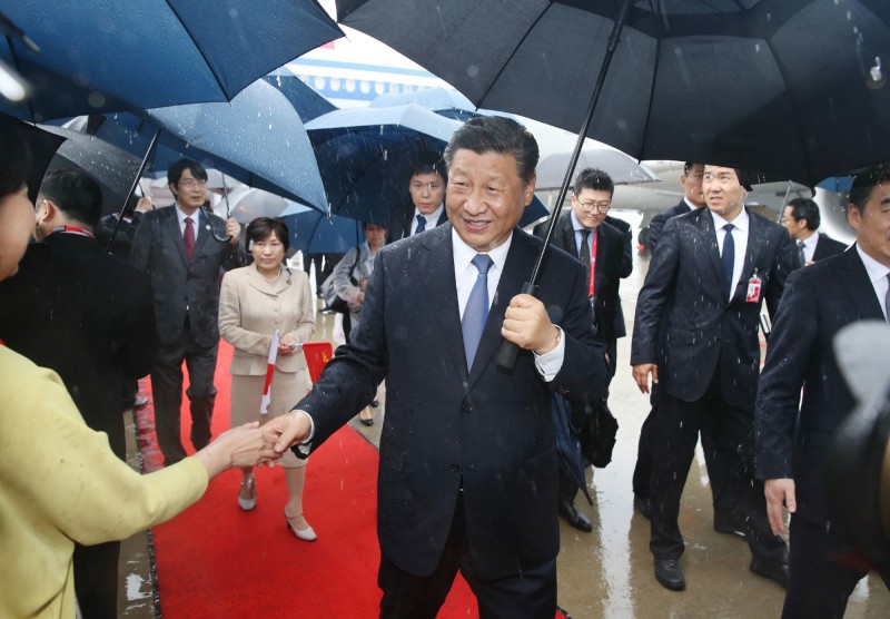 中國國家主席習近平27日搭乘專機抵達日本大阪。（法新社資料照）