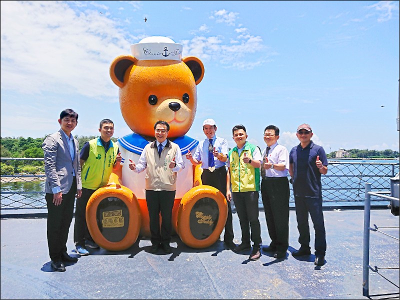 暑假來玩萌！台南安平港定情碼頭德陽艦園區，是全國唯一軍艦博物館，今年首度與精典泰迪國際公司跨界合作、取得獨家授權推出「遇艦泰迪熊─航行世界之旅」特展，在火箭甲板設置三百公分高的泰迪熊水手是亮點，搭配德陽艦海軍歷史，將艙間及動線規劃成十種主題情境，讓遊客融入泰迪熊超萌療癒系，歡迎全台軍事迷、泰迪熊迷來台南感受「全球獨家」的夢幻體驗。（圖文：記者洪瑞琴）