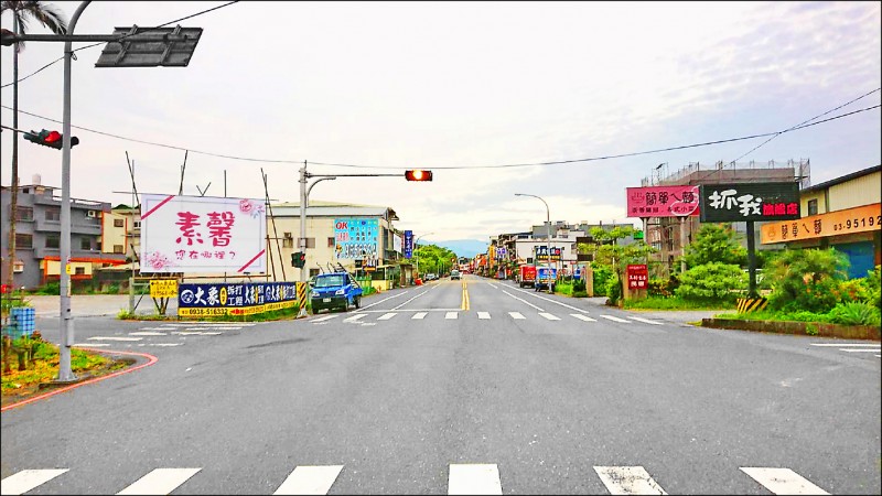 「素馨您在哪裡」的廣告看板，最近高掛宜蘭街頭，引起民眾熱烈討論。（記者張議晨翻攝）