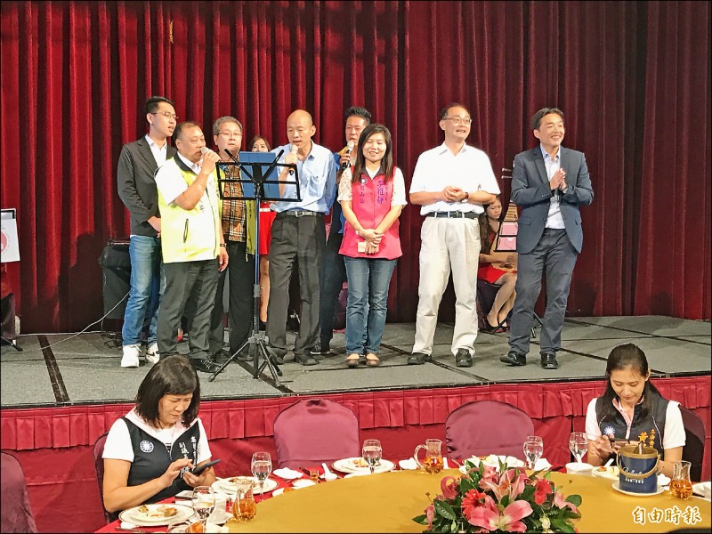 尷尬 韓國瑜台上高歌陸淑美台下滑手機 政治 自由時報電子報