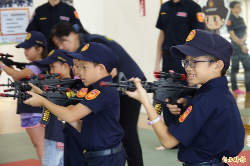 小小戰警體驗持槍。（記者劉曉欣攝）