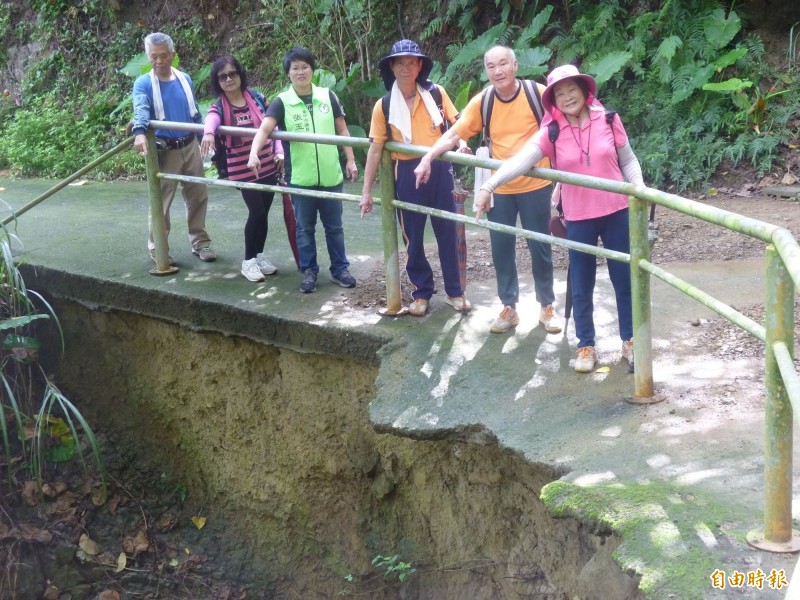 太平區咬人狗坑登山步道下邊坡多處坍方掏空。（記者黃鐘山攝）