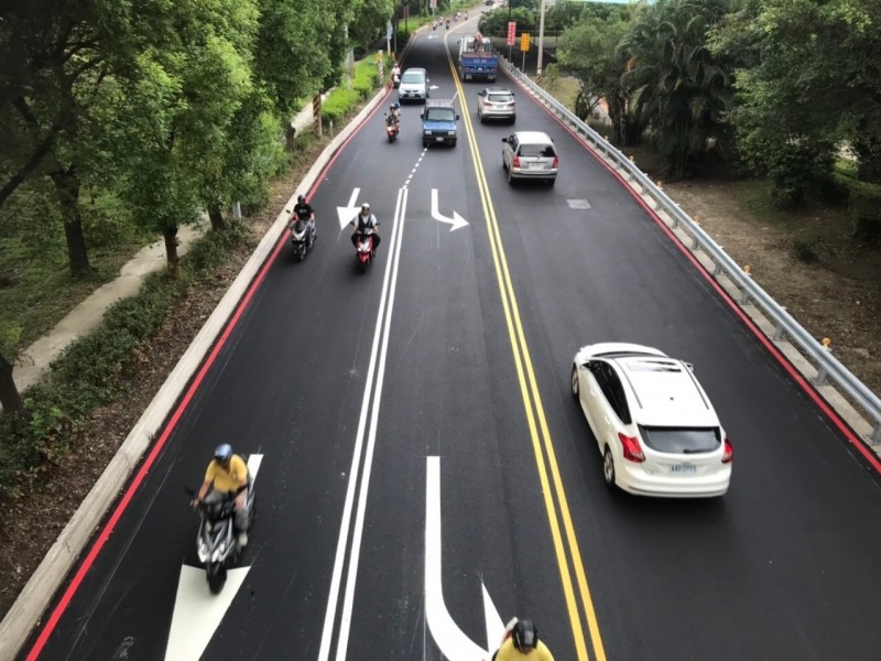 新北市自7月1日起，於板橋區環河西路往土城方向增設左轉車道，希望疏解壅塞。（交通局提供）