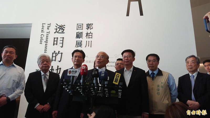 行政院長蘇貞昌（中）今天參觀南美館郭柏川回顧展。（記者洪瑞琴攝）