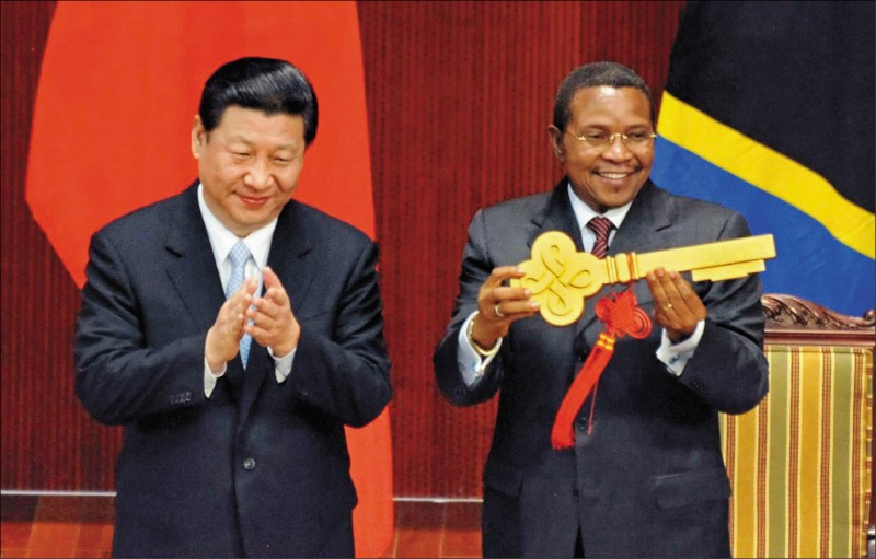 坦尚尼亞近日宣布，暫停中資支持的港口綜合建設項目。外媒形容這是對北京「一帶一路」倡議的重大打擊。圖為二○一三年，中國國家主席習近平訪問坦國時，會見時任坦國總統基奎特。（歐新社）