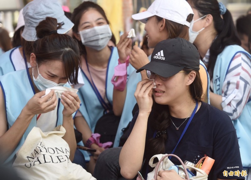 桃園空服員職業工會自20日發動長榮空服員罷工進入第十天，昨下午資方與5位工會幹部進行協商，將調整方案進行討論後，資方盼盡快結束勞資爭議，工會舉辦投票，在14小時馬拉松投票後，確定同意方案，停止罷工，雙方將轉往桃園市府簽定團體協約。（記者簡榮豐攝）