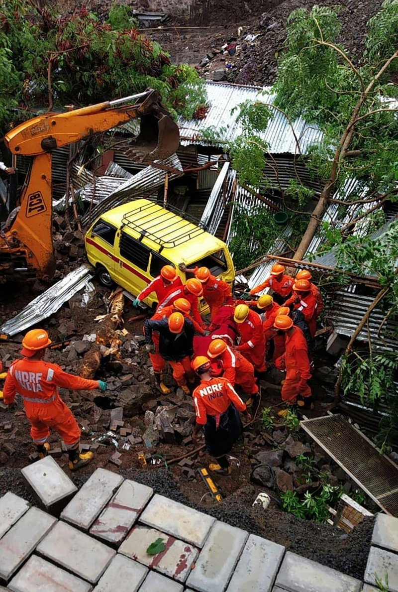 印度馬哈拉施特拉邦浦那市（Pune）建築工地牆面倒塌，至少16名工人被壓死。（法新社）