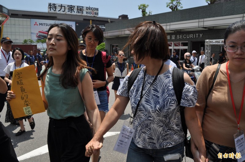 桃園市空服員職業工會理事廖以勤（左一）在28日進入長榮航空總部遞交「空服員的委屈」，並與其他純長榮的工會代表一起跟董事長林寶水會面。（記者周敏鴻攝）