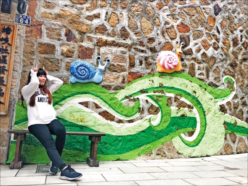 塘岐社區發展協會外牆結合蝸牛彩繪，象徵來馬祖就是要「慢遊」好好體驗小鎮風情。（記者陳怡君／攝影）