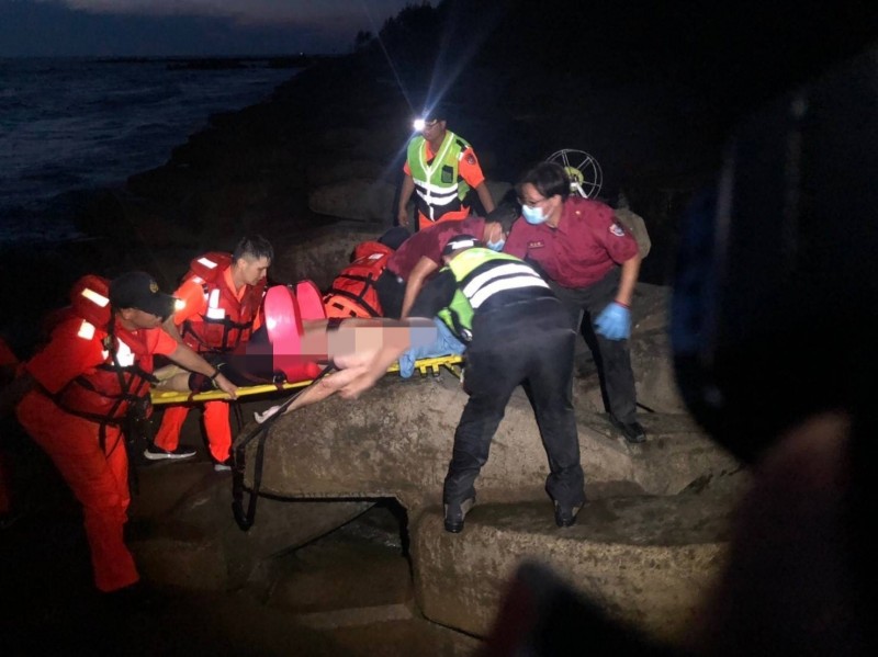 海巡隊員協助將遺體打撈上岸。（記者鄭名翔翻攝）