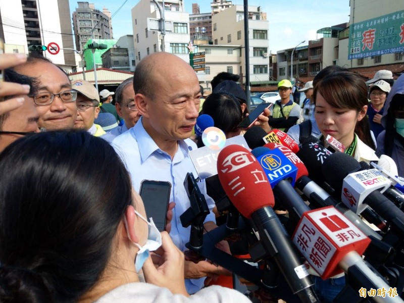 韓國瑜今上午視察登革熱防疫時接受媒體訪問。(記者方志賢攝) 韓國瑜今上午視察登革熱防疫時接受媒體訪問。(記者方志賢攝)