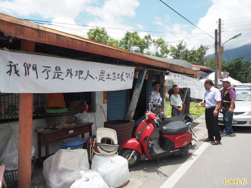 劉家兄弟再住宅外拉起白布條，引起部落族人關注。（記者王秀亭攝）