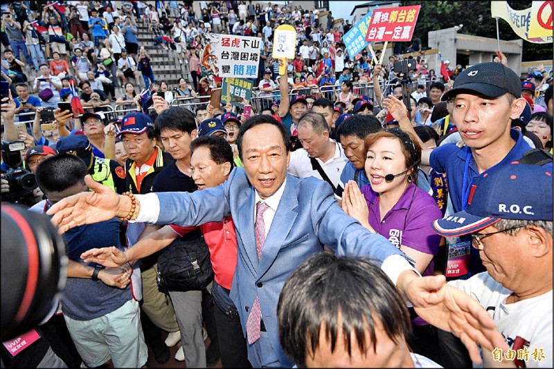 國民黨總統初選參選人郭台銘，昨出席新北歡樂嘉年華園遊會，爭取在初選民調中出線。（記者叢昌瑾攝）