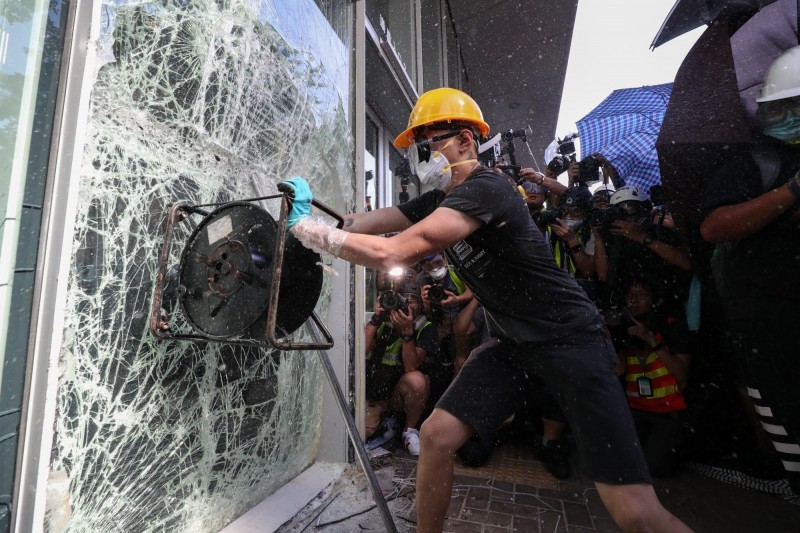 香港警方表示，經過行管會主席同意，發出「紅色警示」。（歐新社）