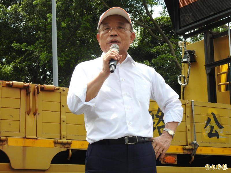 行政院長蘇貞昌今天在臉書上發布「喝珍奶」測試影片,來檢驗市面上販售的紙吸管,藉此推行7月1日起部分場所不得使用一次性塑膠吸管的政策。(資料照) 行政院長蘇貞昌今天在臉書上發布「喝珍奶」測試影片,來檢驗市面上販售的紙吸管,藉此推行7月1日起部分場所不得使用一次性塑膠吸管的政策。(資料照)