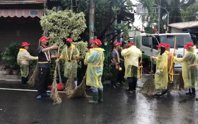 屏東市調派大批的清潔人員和車輛前往林邊鄉協助災後清理工作。（記者葉永騫翻攝）