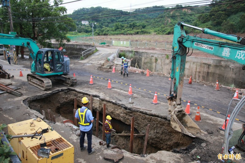 頭份水源路地下水管爆裂，造成路面嚴重毀損，自來水公司徹夜搶修，目前已修復主體工程。（記者鄭名翔攝）