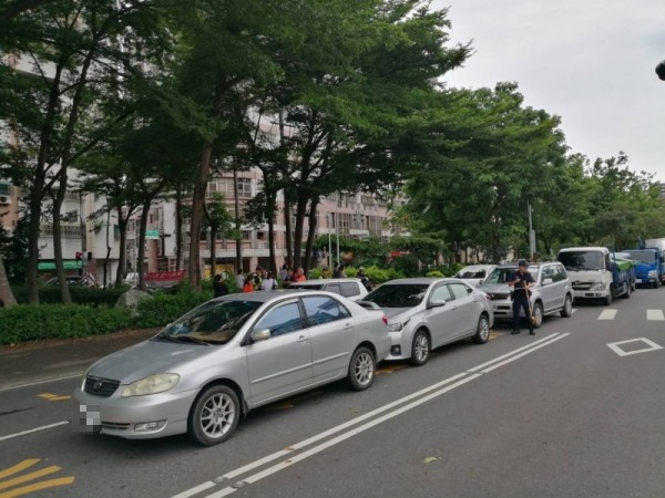 嘉義市世賢路、北社尾路口中午發生車子連撞事故。（圖由民眾提供）